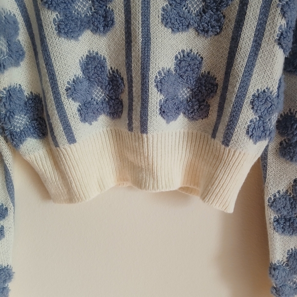Forever 21 Sweater Size Small 3 Button Blue Cream Cropped - Picture 7 of 13